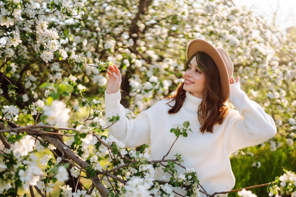 Junge,Frau,genießt,den,Duft,im,blühenden,Frühling,Garten.,Das,Konzept